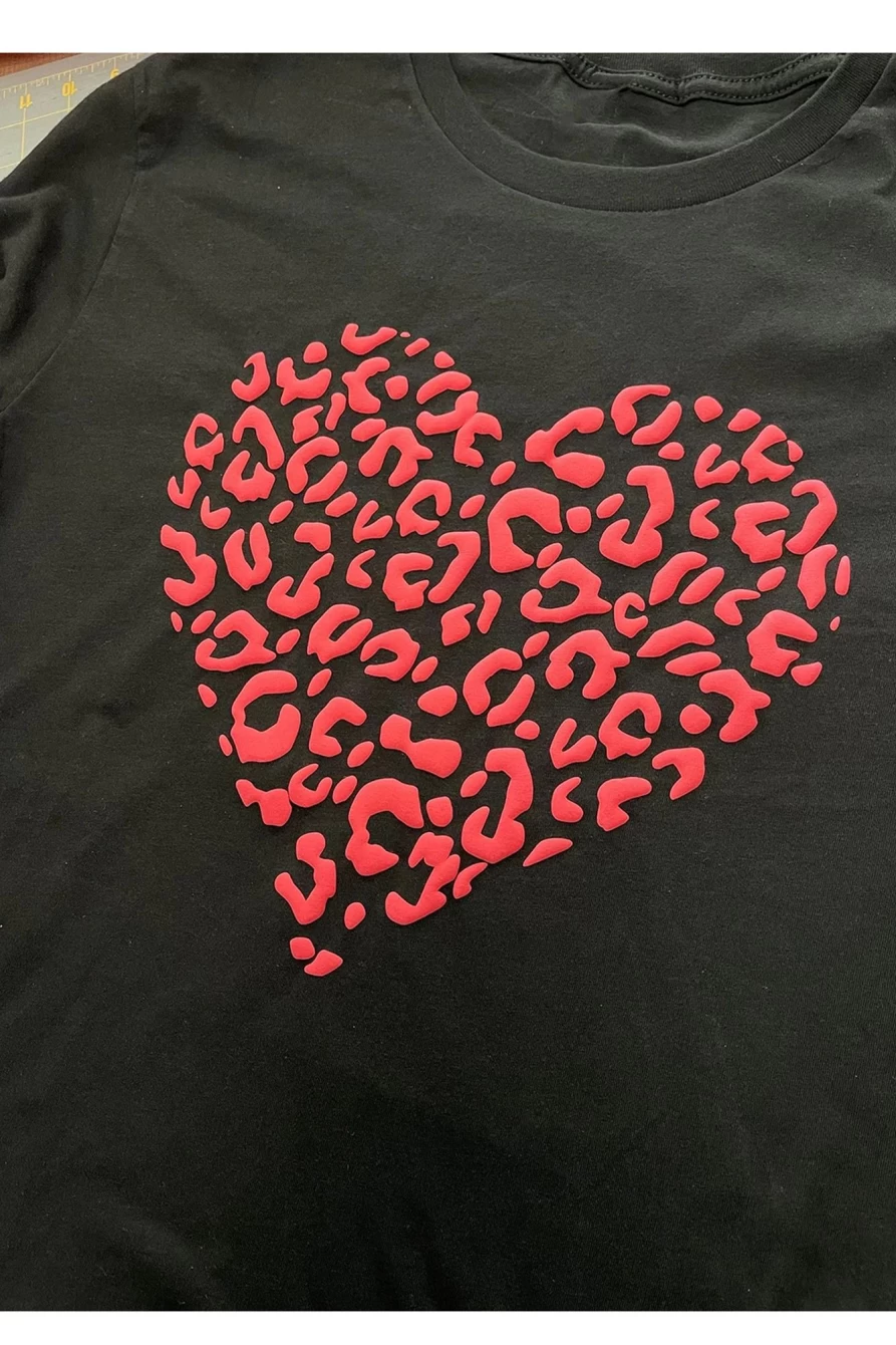 Shewin Women's Black Leopard Heart Print Crewneck T-Shirt